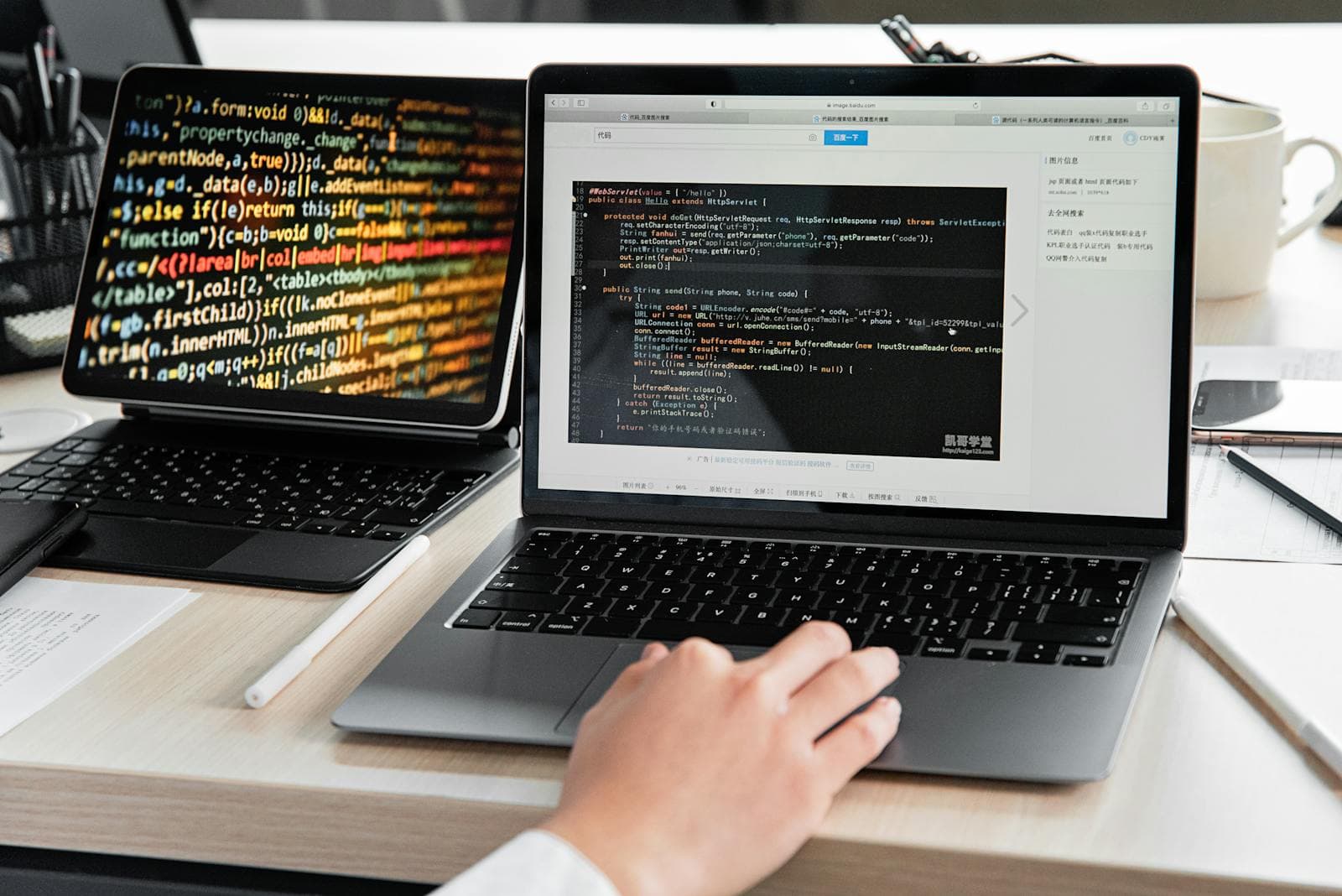 Kodowanie profesjonalnej strony internetowej na laptopie
